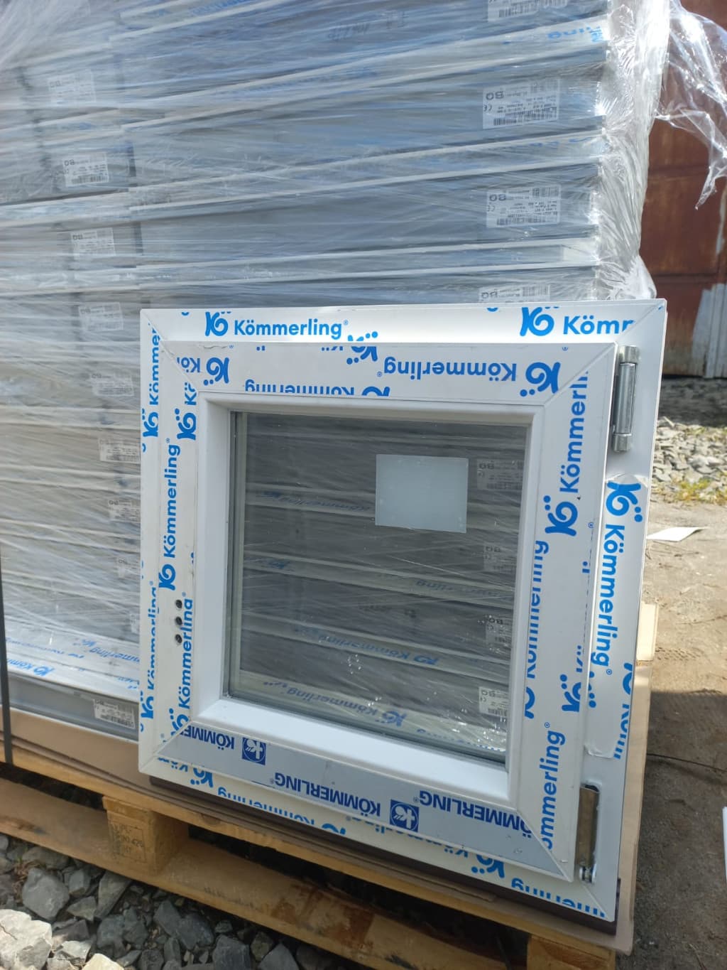 60×60 Kömmerling Bukó-Nyiló műanyag ablak párkányfogadóval szerelve - 1. kép